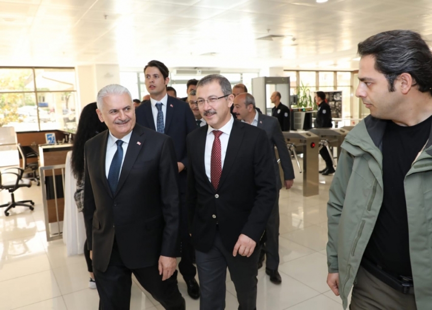 Binali Yıldırım, Eyüpsultan Belediyesi’ni ziyaret etti