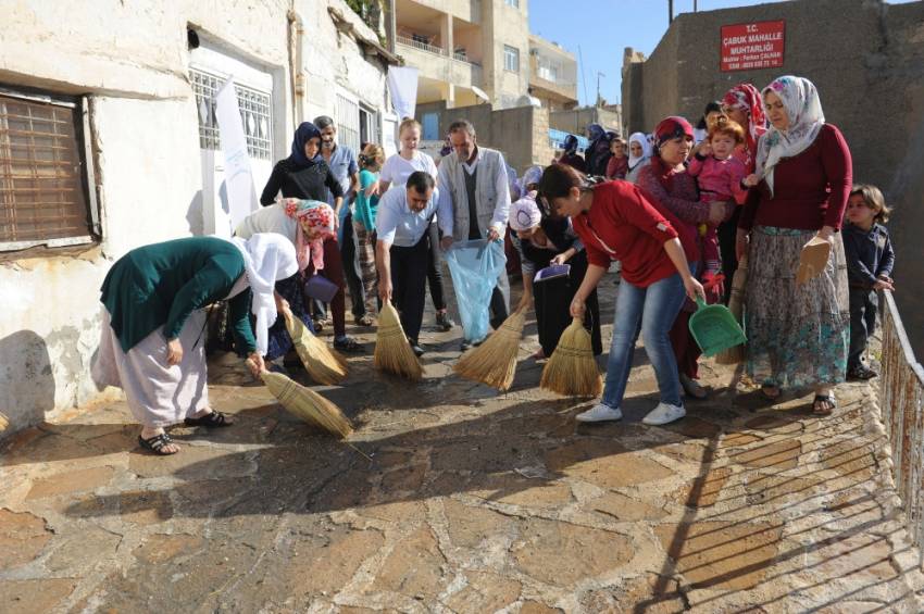 Kadın ve erkekler birlikte sokak temizliği yaptı