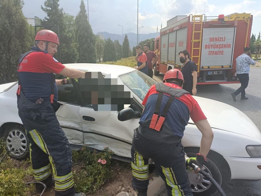 Araç içerisinde sıkışan yolcunun imdadına itfaiye yetişti