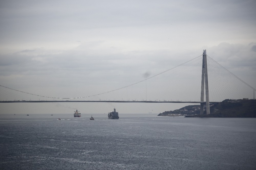 ABD savaş gemisi İstanbul Boğazı’ndan geçti