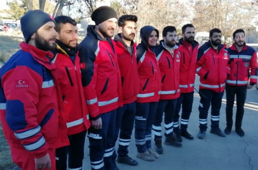 Enkaz altındaki Azize Çelik ile görüşen UMKE görevlisi o anları anlattı