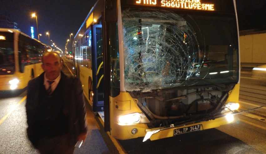 Metrobüse kaçak binmek isterken hayatını kaybedecekti