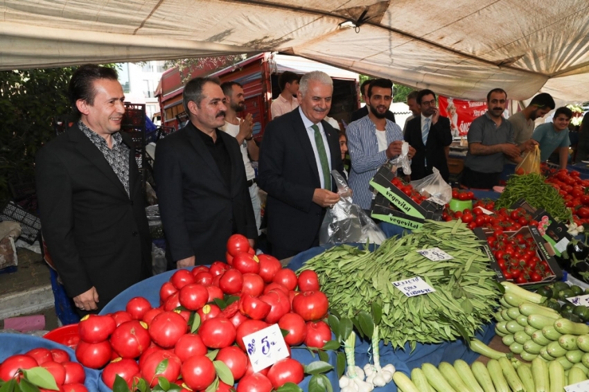 Binali Yıldırım’dan Tuzla’da esnaf ziyareti