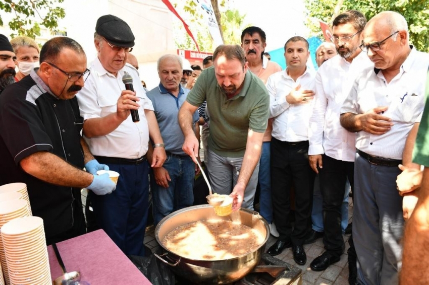 Belediye vatandaşlara aşure ikram etti