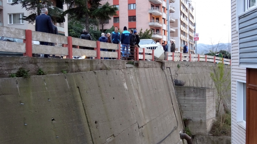 20 metreden aşağıya uçmaktan son anda kurtuldular: 2 yaralı