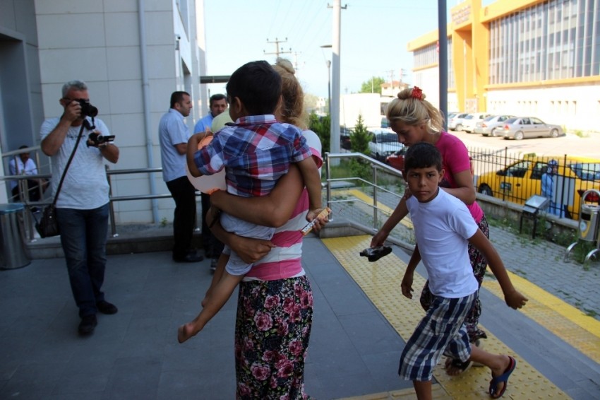 Bohçacı kılığında girdikleri imamın evini soydular