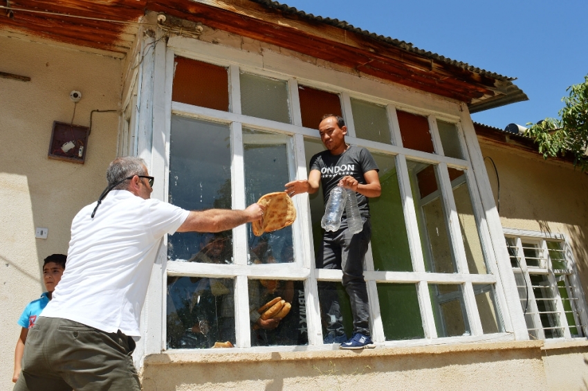 80 kaçak göçmeni metruk eve kilitleyip kaçtılar