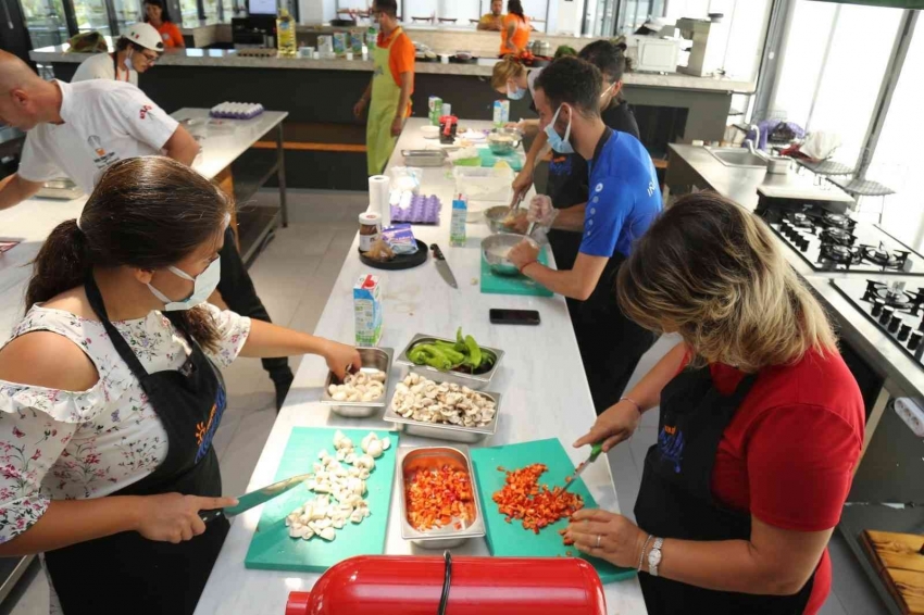 Farklı milletlerden gençler yemek kültürlerini yarıştırdı