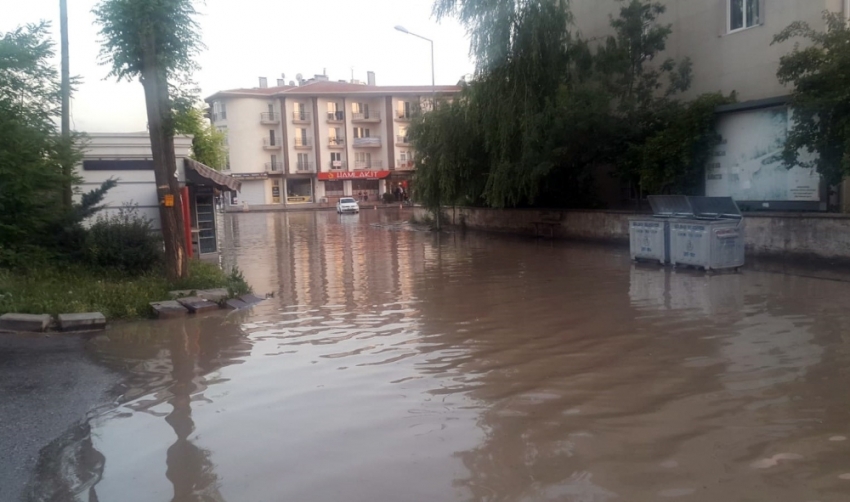 Su borusu patladı: Mahalle göle döndü