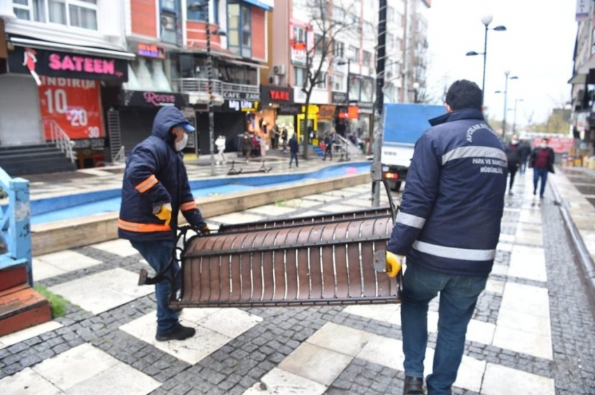 Vatandaş uyarıyı dinlemedi, belediye ekipleri bankları tek tek söktü