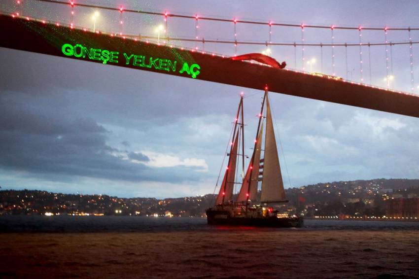 Greenpeace’in Rainbow Warrior gemisi Boğaz’dan geçti