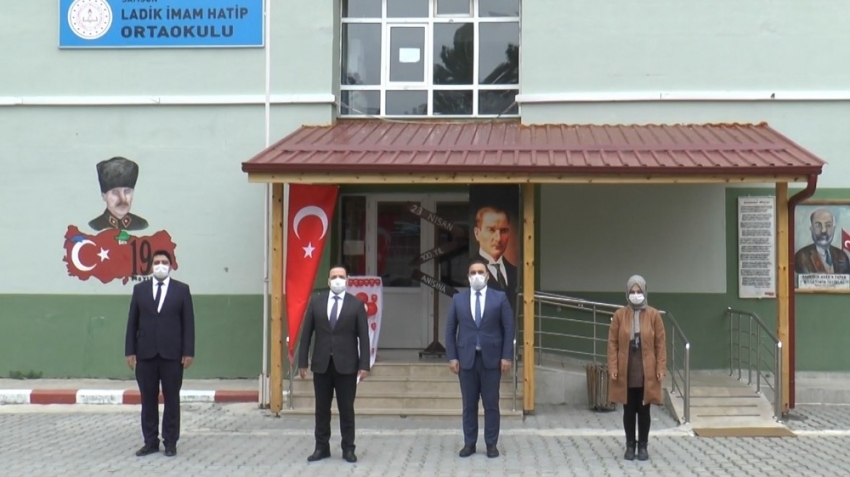 Öğrenciler için tören düzenleyip şiir okudular