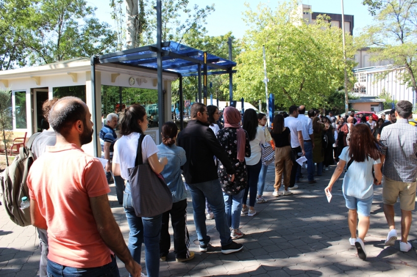 KPSS öncesi adaylar emanet teslim etme kuyruğuna girdi