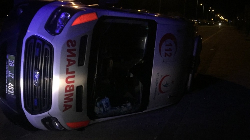 Hasta taşıyan ambulans kazada yan yattı