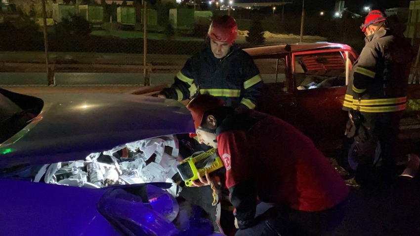 TEM’de bariyere çarpan otomobil ile hafif ticari araç çarpıştı: 3 yaralı