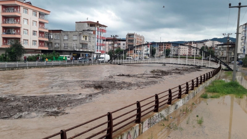 Ünye’de Tabakhane Deresi taştı