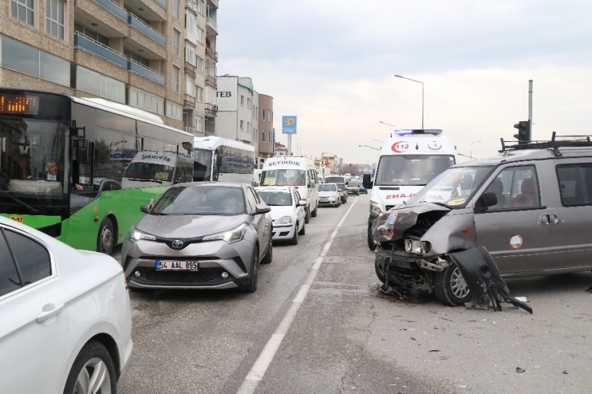 Emanet aldığı otomobille kaza yaptı