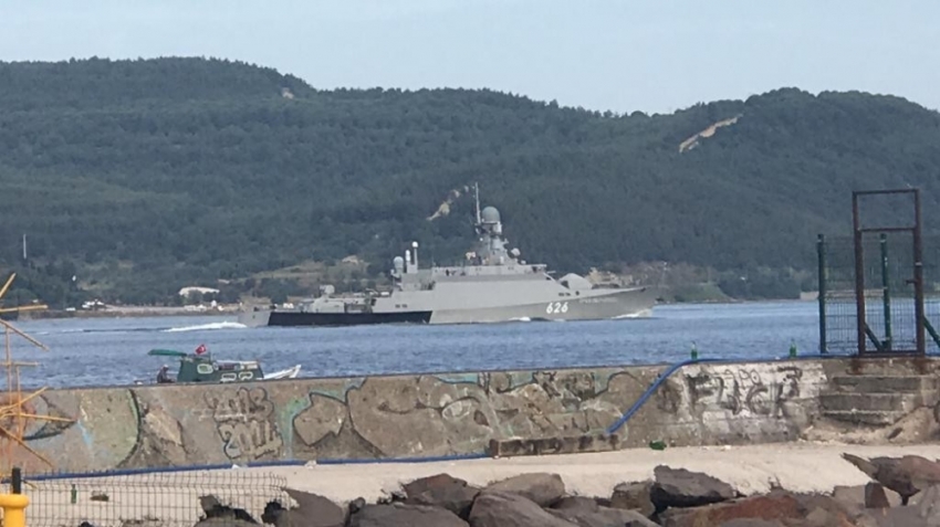 Rus savaş gemisi Çanakkale Boğazı’ndan geçti