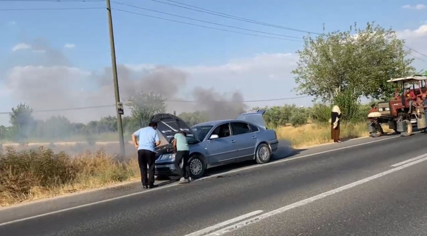 Şişelerle su taşıdılar, otomobili yanmaktan kurtardılar