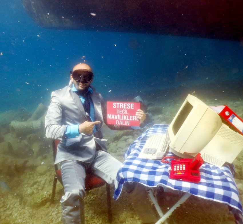 Dalgıçlar deniz dibine çalışma ofisi kurdu