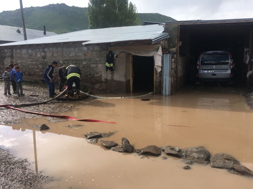 Dere taştı, köyler su altında kaldı