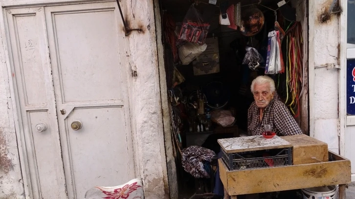 80 yaşındaki ayakkabı ustası işini 2 metrekarelik dükkanda sürdürüyor
