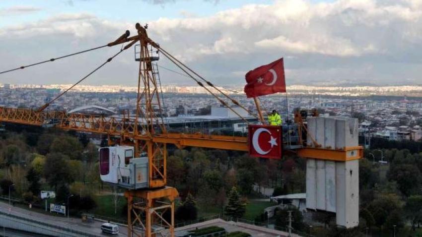 Bursa'da 80 metre yükseklikte Ata'ya saygı