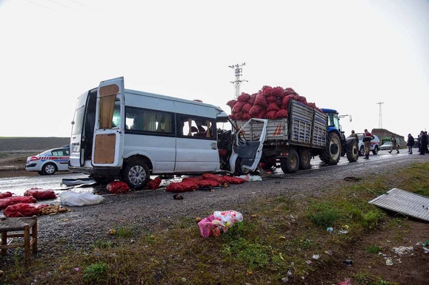 Yolcu minibüsü traktöre çarptı: 2 ölü, 10 yaralı