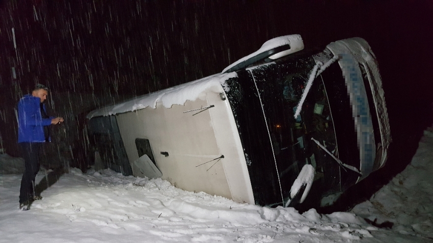 Erzincan’da yolcu otobüsü devrildi: 16 yaralı