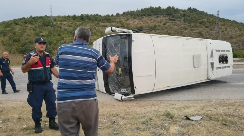 Bursa’da kontrolden çıkan servis otobüsü devrildi