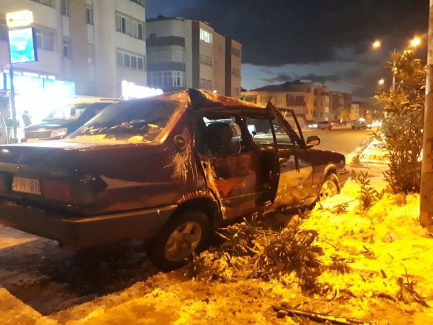 Refüjü aşarak karşı şeride geçen aracın sürücüsü...