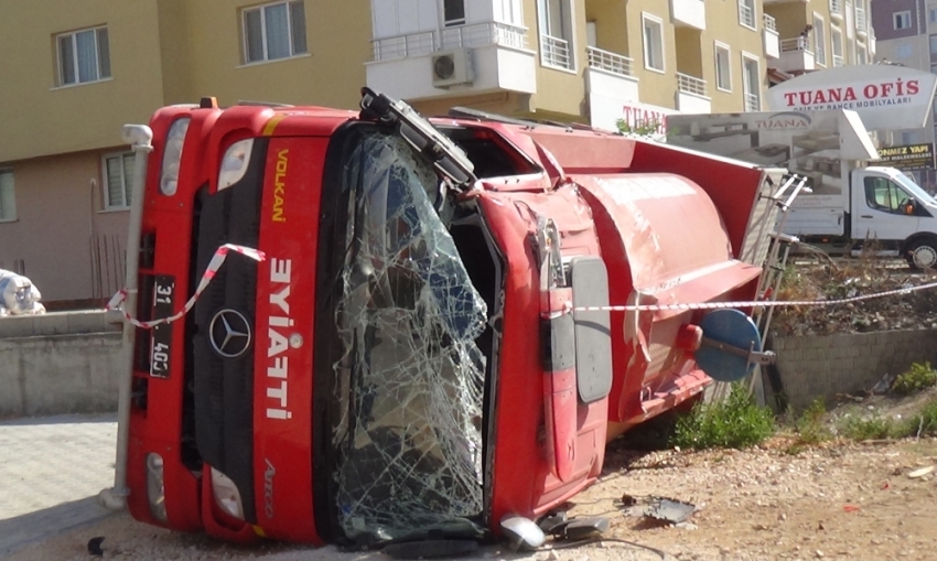 Yangına müdahaleye giden itfaiye devrildi