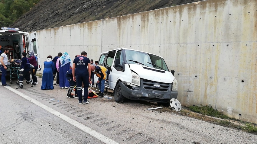 Minibüs istinat duvarına çarptı: 6’sı çocuk 10 yaralı