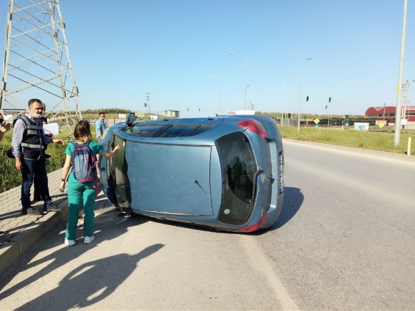 Hatay’da kontrolden çıkan otomobil takla attı