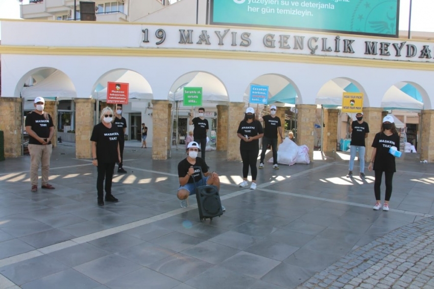 Marmaris’te  gönüllü öğrenciler maske dağıttı