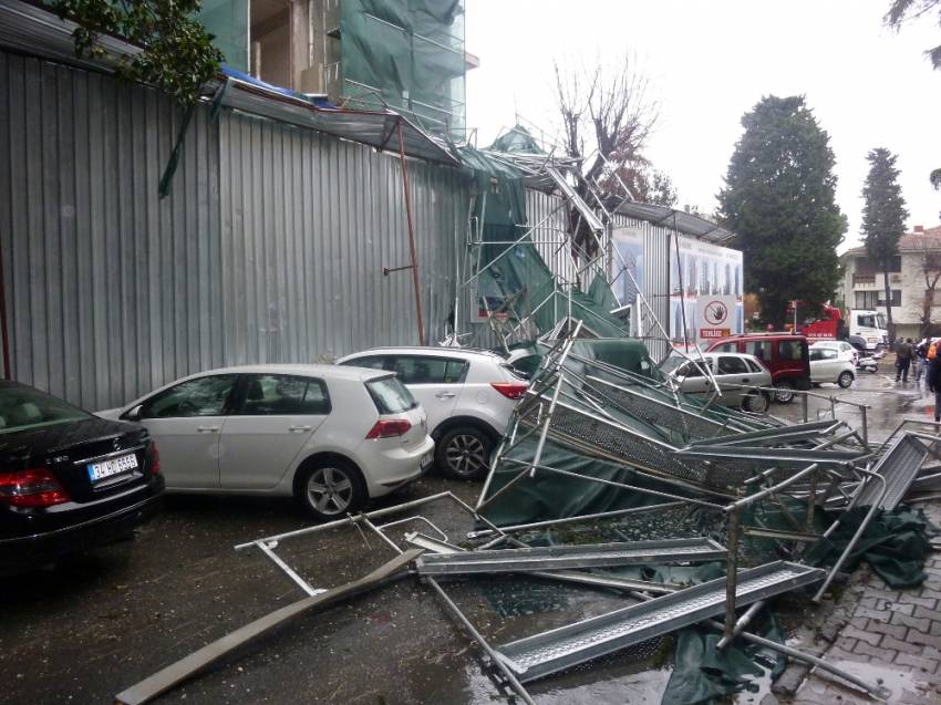 İstanbul’da fırtına inşaat iskelesini uçurdu