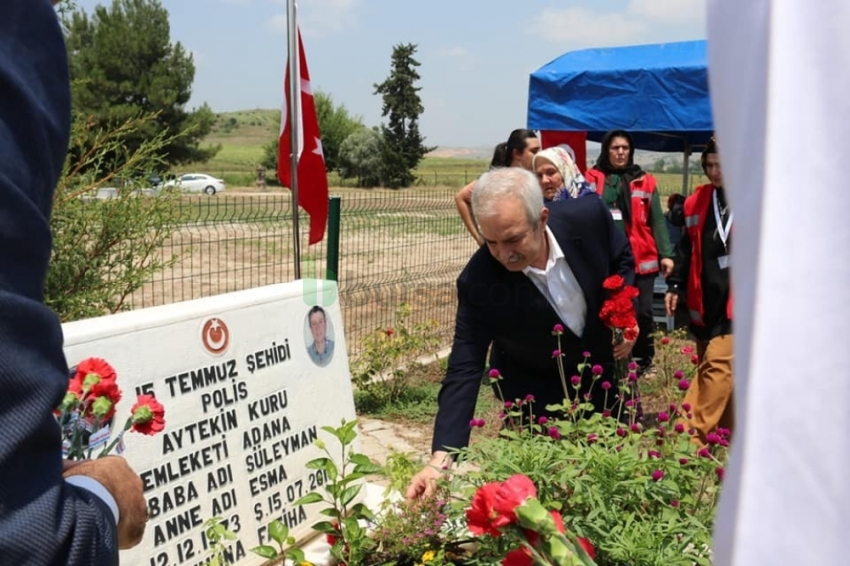 Kozan’da 15 Temmuz şehidi polis kabri başında anıldı