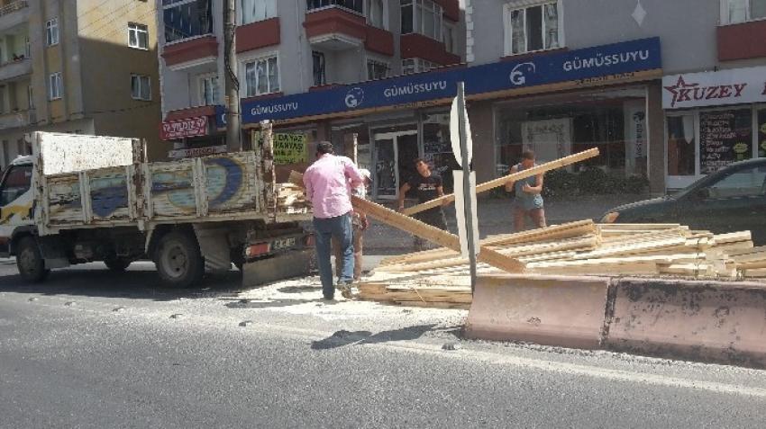 Kamyondan dökülen keresteler tehlike saçtı