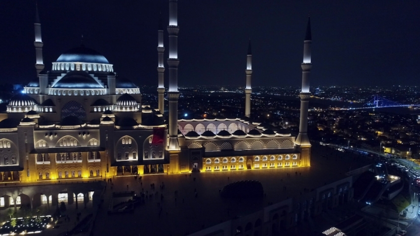 Büyük Çamlıca Camii’nde ilk teravih namazında havadan görüntülendi