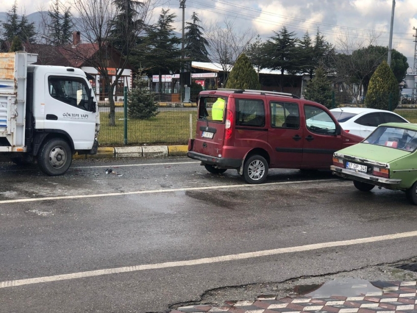 Işıklarda duramayan kamyonet 2 araca çarptı: 3 yaralı