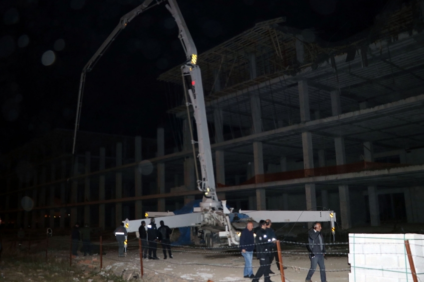 Beton kalıbı çöktü, 4 işçi yaralandı