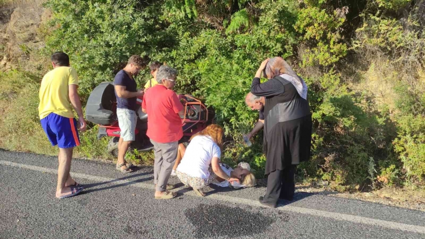 Turistler devrilen ATV aracının altında kaldı