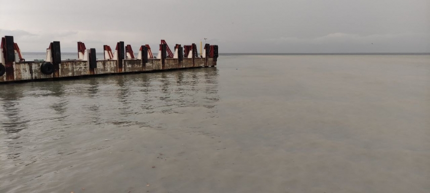 Mudanya'da sağanak yağış denizin rengini değiştirdi