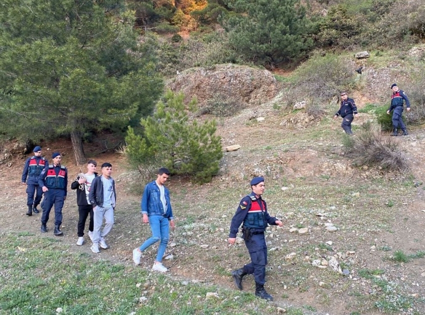 Spil’de mahsur kalan gençleri AFAD ve jandarma kurtardı