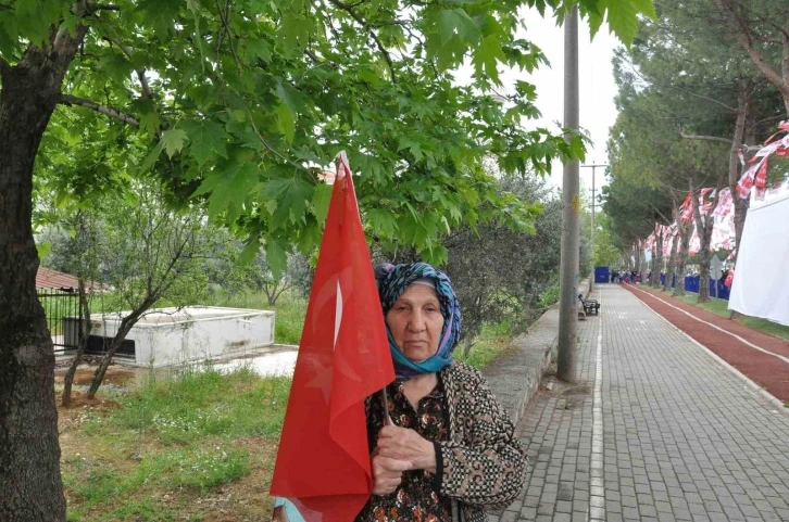 84 yaşındaki Hatice teyze, 70 kilometre uzaktan Bahçeli’yi görmek için geldi
