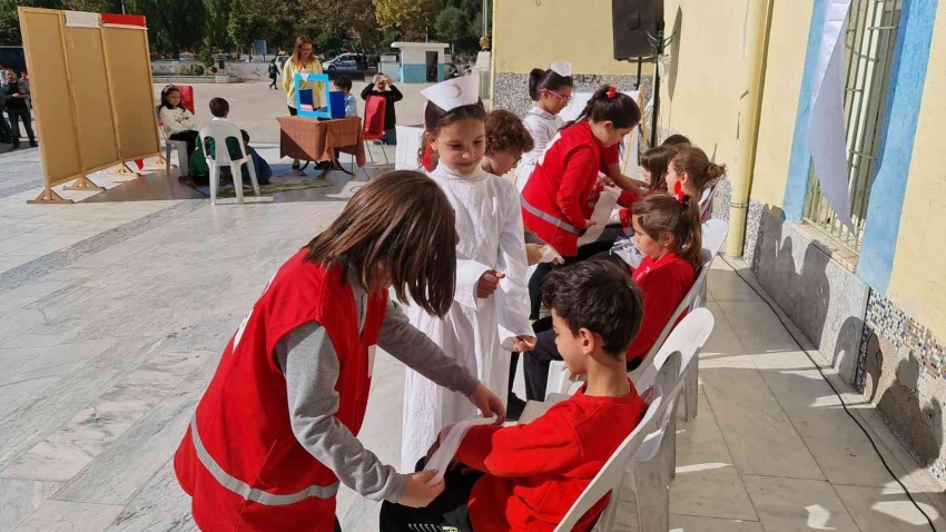 Okullar Kızılay renklerine büründü