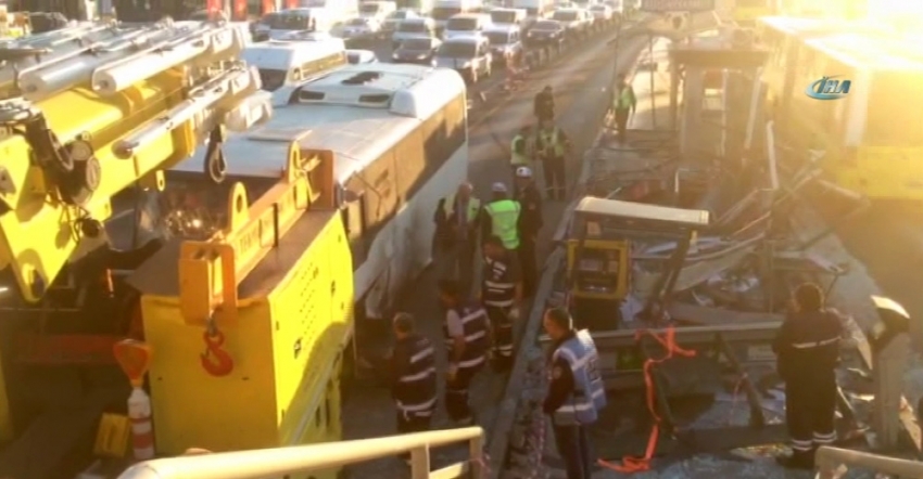 Midibüs metrobüs yoluna girdi: 3 yaralı