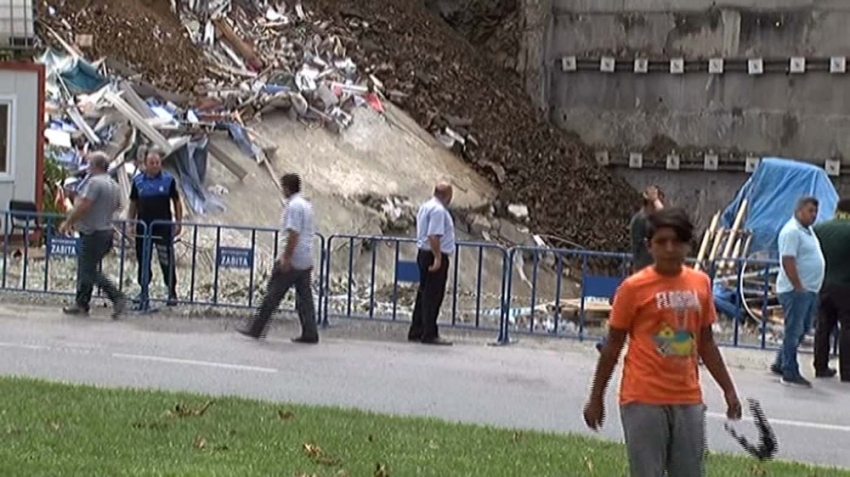 Çökme tehlikesine rağmen vatandaşlar canını hiçe saydı