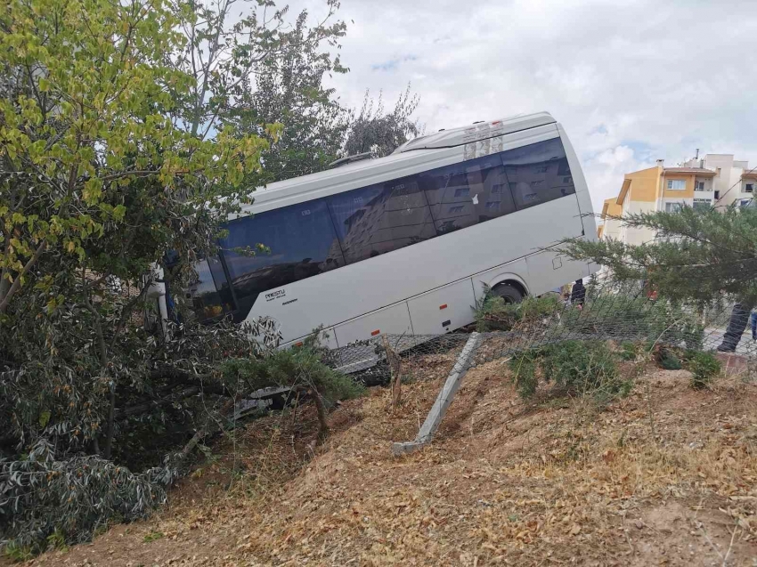 Servis minibüsü bahçeye düştü: 1 ölü