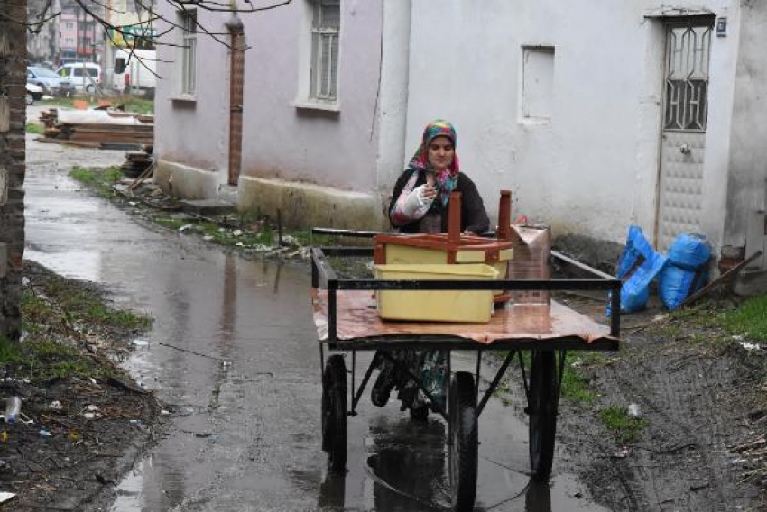 Bursa'da hurda toplayarak, 5 çocuğuna bakıyor